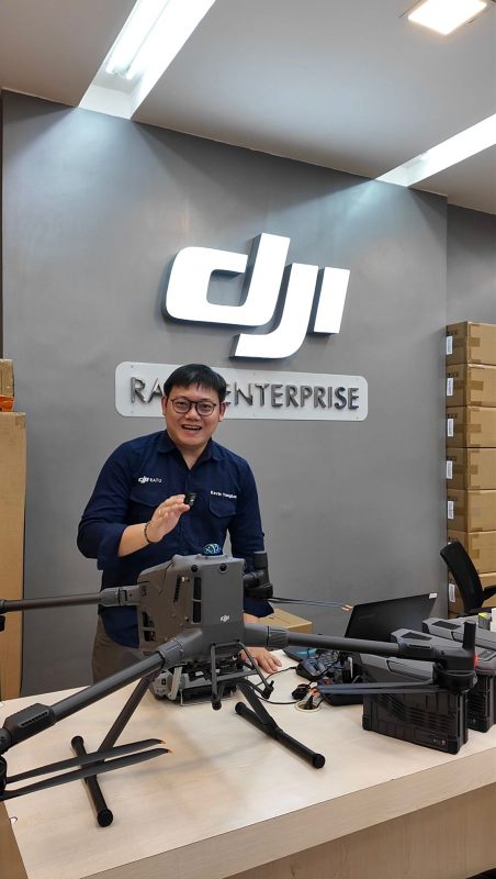 Staff DJI Ratu Enterprise yang sedang menjelaskan dan memajang Matrice 400 didepannya